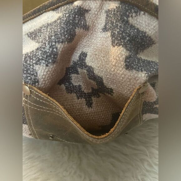 Myra Damn Cool Shoulder Bag - Picture 12 of 16